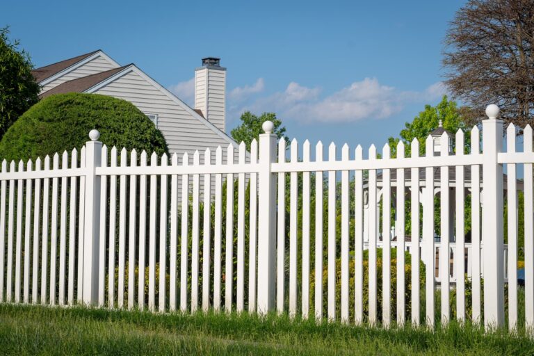 white vinyl picket